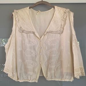 BEAUTIFUL and delicate Magnolia Pearl top